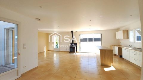 Villa de 87 m² sur 240 m² de terrain - 2 chambres + 1 pièce, grande terrasse sans vis-à-vis, allée de stationnement.