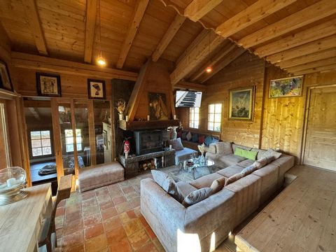 Chalet typique en bois avec vue panoramique, piscine et potentiel constructible