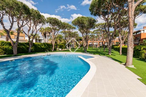 Lucas Fox presenta esta espectacular casa adosada totalmente reformado en alquiler en la prestigiosa zona de Gavà Mar, a solo 20 minutos en coche de Barcelona. Esta exclusiva vivienda, de 286 m², se ha reformado con materiales de alta gama y acabados...