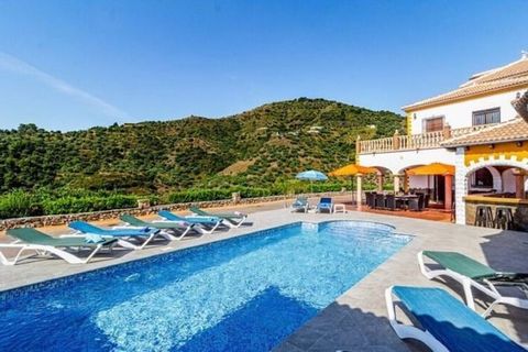 Villa con todas las comodidades para una estancia agradable para familias o grupos grandes. La villa se encuentra en una zona montañosa rodeada de naturaleza cerca del pueblo blanco de Sayalonga. La villa tiene aire acondicionado y cuenta con un bar ...