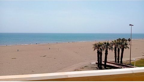 Découvrez votre nouveau chez-vous en bord de mer dans la résidence exclusive Puerto Romano à l'Urbanisation Roquetas de Mar ! Cet appartement spectaculaire à vendre offre une expérience unique face à la mer. Le salon-salle à manger spacieux est relié...