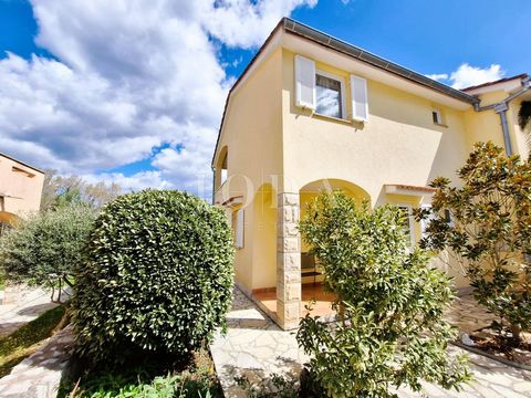 Location: Primorsko-goranska županija, Malinska-Dubašnica, Malinska. ONLY IN OUR OFFER!!! House with a beautiful sea view, only 200 meters from the sea. Island of Krk, Malinska-Dubašnica, half of a semi-detached house for sale, area of ​​approximatel...
