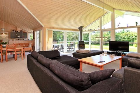 Spacious holiday cottage with a whirlpool and a sauna located on a large natural plot in a quiet cottage area in the scenic Vejby Strand. The house is decorated in bright colours. Large, combined kitchen-dining area. Two bathrooms, one has the sauna ...