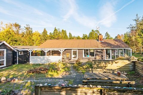 Charming Holiday Home Near Fjellerup Beach This inviting holiday home is just 4 minutes from one of Djursland's best beaches, making it the perfect getaway for anyone looking to enjoy the Danish summer. The house features a well-equipped kitchen and ...