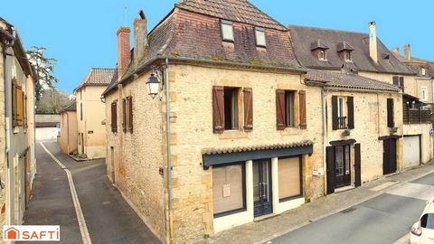 Cette maison de bourg séduit par le charme de la pierre, sa surface généreuse et son fort potentiel.