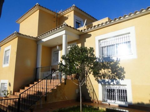 Descripción del objeto: La casa está en perfecto estado y lista para entrar a vivir. En la planta baja: entrada/escalera, 2 dormitorios con bonitos armarios empotrados, 1 baño, amplia cocina y amplio salón con puertas correderas a la terraza. Primera...