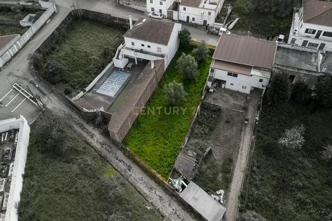 Localização privilegiada no centro de São Marcos da Serra, numa zona calma e tranquila, ideal para habitação permanente ou casa de férias. Características do Terreno: Área total: 360m² Construção: Possibilidade de edificar uma moradia de 3 pisos Ambi...