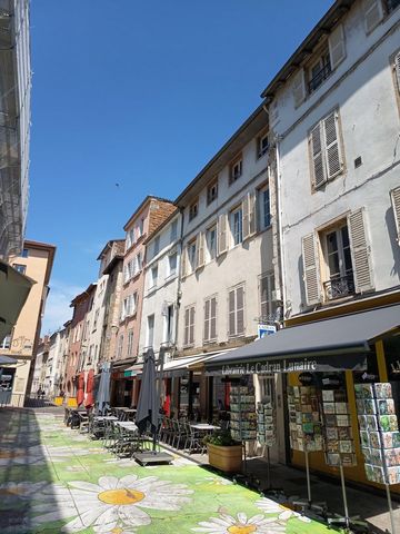 Immeuble de rapport avec 4 appartements et un local commercial idéalement situé au centre ville