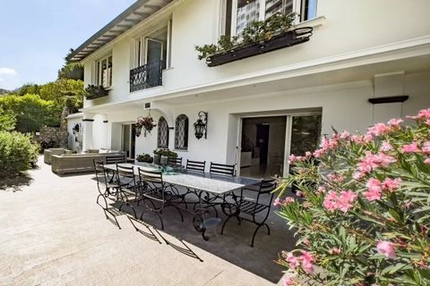 Welkom in deze lichtovergoten residentie. Het is een zeldzame schat om in Monaco een villa te vinden die een tuin, zwembad en ruim terras combineert. Het ligt deels in Frankrijk, maar behoort juridisch volledig tot Monaco - en combineert daarmee het ...