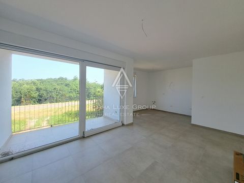 Slechts 5 km van het levendige centrum van Poreč biedt dit nieuw gebouwde appartement op de eerste verdieping een moderne woonervaring met prachtig uitzicht op zee. Het interieur van 52 m² combineert functionaliteit en comfort en bestaat uit een lich...