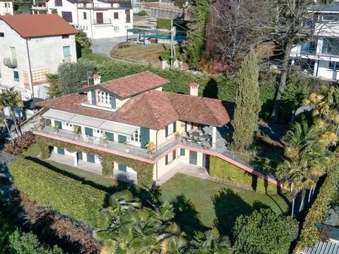 Deze villa te koop is gelegen in Suna en biedt u de mogelijkheid om elke ochtend wakker te worden met het uitzicht op het meer dat zich voor uw ogen uitspreidt terwijl de zon het water verlicht met gouden reflecties. Vanuit elke hoek van deze prachti...