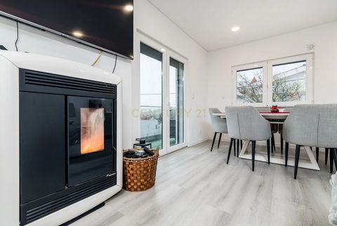 Situado no Vale Grande, na freguesia de Famões, concelho de Odivelas, este andar de moradia T3 oferece 111m² de área útil e 79m² de área dependente, combinando conforto e funcionalidade, construído em 2023. Características do Imóvel: Primeiro Piso: A...