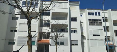 Apartamento T2 localizado no Bairro da Cruz Vermelha em Alcabideche Com cozinha semi remodelada, sala com varanda casa de banho com janela e banheira e roupeiro no corredor Boa exposição solar (virado para o autódromo) Perto de transportes, escolas e...