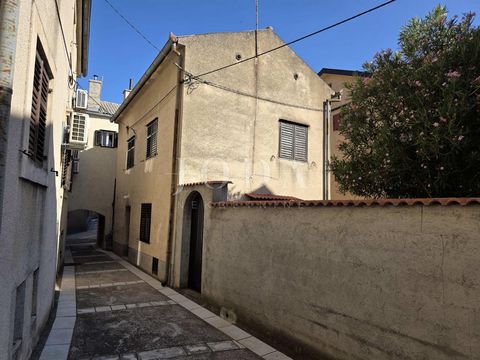 Location: Ličko-senjska županija, Senj, Senj. A house is for sale in the very center of Senj, just a few minutes walk from the sea. The house is spread over two floors with a garden, ideal for relaxing or spending time outdoors. On the ground floor t...