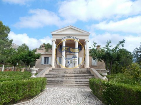 Grande villa situata a Muro de Alcoy. Superficie 400m2 costruita. Si compone di ampio soggiorno con camino con due accessi alla strada, cucina con zona pranzo, due camere matrimoniali di cui una con bagno e doccia, bagno separato sullo stesso piano c...