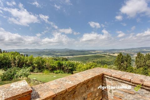 Una tariffa opzionale per servizi e utenze di EUR 50,00 verrà addebitata prima del vostro arrivo. I dettagli sono forniti di seguito. Questa accogliente casa vacanze nella suggestiva campagna di Volterra è perfetta per un massimo di cinque persone e ...