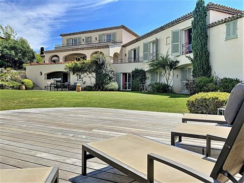 Villa te koop in Sainte Maxime met uitzicht op zee en een prachtig uitzicht over de heuvels en tot aan de zee. Dit prachtige huis van 310m2 staat op een groot perceel van 15.000m2 met privé tennisbaan, groot verwarmd zwembad van 13x6m en jacuzzi, het...