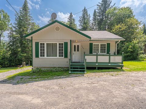 Charmanter Bungalow mit 3 Schlafzimmern in guter Lage am Stadtrand von Morin-Heights, 10 Minuten von St-Sauveur und ca. 800 m vom Aerobic-Korridor entfernt, um Ihren Lieblingssport auszuüben. Gut gepflegtes Haus, teilweise renoviert und verbessert vo...