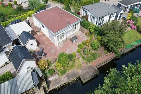 Deze prachtige bungalow, gelegen aan de rustige rand van camping De Holle Poarte, vlakbij het charmante Friese dorp Makkum, biedt de perfecte mix van ontspanning en activiteit. De privéligging met een ruim terras en tuin nodigt u uit om te ontspannen...