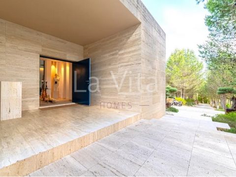 Luxusvilla nur einen Steinwurf vom Strand Guincho entfernt, mit absoluter Privatsphäre und umgeben von der atemberaubenden Natur des Naturparks Sintra-Cascais. Die exklusive Lage, die Eleganz und die Qualität der Ausstattung machen dieses Anwesen zu ...