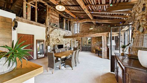 Corps de ferme intégralement restauré avec piscine, pool house et grande dépendance.
