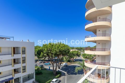 Discover the opportunity to purchase a magnificent apartment with three bedrooms The property features a premium construction with high quality finishes and a modern design that lets natural light through the large glass windows, facing south. The ap...