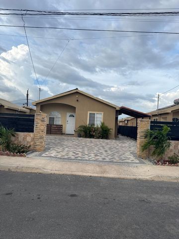 Seien Sie der Erste, der ein Angebot für dieses Juwel macht, das sich in einer der begehrtesten Gemeinden in Portmore befindet. Diese Immobilie ist nicht nur ein schlüsselfertiges Einfamilienhaus, sondern eine fantastische, schlüsselfertige Anlage-Wo...