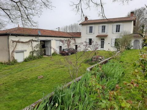 RouRoumazeries Loubert - Maison de deux chambres avec granges, possibilité de gîte, terrain et proche du lac