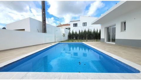 Nieuwe luxe villa met 4 slaapkamers met uitzicht op zee en zwembad - Altura, Castro Marim Ontdek deze nieuwe en elegante villa met 280 m², gelegen op een perceel van 642 m², op slechts 1,5 km van het strand. Met 4 slaapkamers (2 en suite met terrasse...
