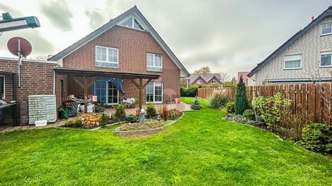 This detached detached house offers approx. 226 m² of living space on three levels with six well-designed rooms, a fully developed attic and a quiet, family-friendly location. The spacious living and dining area with access to the covered terrace and...