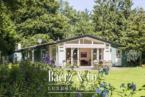 Aan de rand van het uitgestrekte natuurgebied van Staatsbosbeheer, verscholen in het idyllische buurtschap Assel bij Hoog Soeren, staat deze karaktervolle vrijstaande houten bungalow met serre. De woning ligt op een royaal perceel van 2.970 m² en gre...