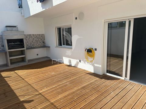 Beautiful 3 bedroom apartment fully renovated to a state of excellence these days, it has 3 spacious bedrooms, with wardrobes, 3 bathrooms with shower, entrance hall with storage cabinet, living room and fully equipped kitchen, 2 bedrooms have balcon...