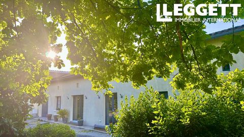 A39019NIE16 - This charming 4/5-bedroom home in Barbezieux-Saint-Hilaire offers the perfect mix of character, comfort, and location. Fully renovated and set on a generous 7,335 m² plot, the property features a bright open-plan kitchen/dining room, th...