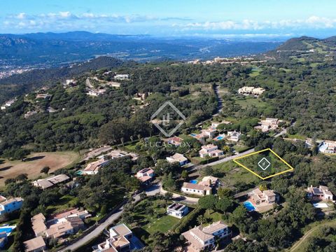 Lucas Fox presents this plot located in one of the most exclusive areas of the Costa Brava, in the residential area of Mas Nou. This 1,660 m² plot has a gentle slope, ideal for designing a luxury property with a spectacular garden and pool. Mas Nou i...