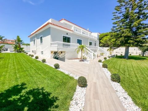 Fully Renovated in 2025. Situated in the quiet and desirable area of Escanchinas, just a short drive from the renowned Vale do Lobo resort, this beautifully six bedroom villa with a net area of 365.28 m² + 240 m² offers refined living in a peaceful c...