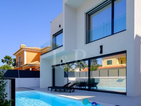 Luxury 4 bedroom villa for sale in Aroeira, isolated, with contemporary architecture composed of generous and excellent areas, with light and privacy, as well as luxury and modern finishes, spread over two floors. The ground floor has a comfortable s...