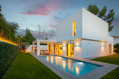 Excelente villa ubicada en la privilegiada zona del campo de golf de Guadalmina, disfrutando de tener cerca diversos servicios como colegios, restaurantes y tiendas.Esta vivienda familiar está construida en 2 niveles destacando por su moderno diseño ...