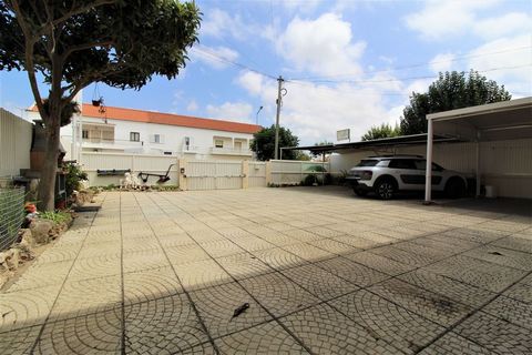 House T3 + 2 with attic on the main avenue of Ferreiras, Albufeira. This wonderful villa is located in the central area of Ferreiras located near the Municipal Market, Banks, Pharmacy and services. The villa consists of three floors, ground floor and...