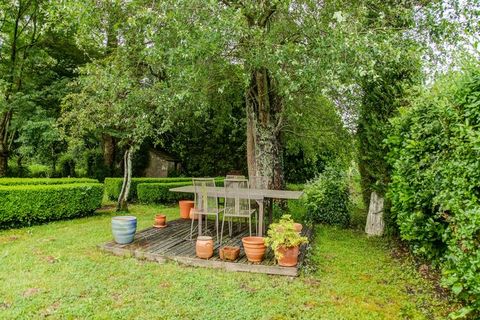 Verblijf in deze authentieke vakantiewoning die zich bevindt in een rustige omgeving. Het beschikt over een comfortabel terras en een gemeubileerde tuin. Ideaal voor gezinnen of stellen. Houtteville is een klein dorpje gelegen in de Marais de Carenta...