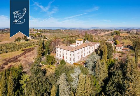 Dans la région du Chianti, dans une région vallonnée à une trentaine de kilomètres de Florence, cette spectaculaire villa dont les origines remontent au XVIème siècle est à vendre; construite sur commande d'une puissante famille florentine, la d...