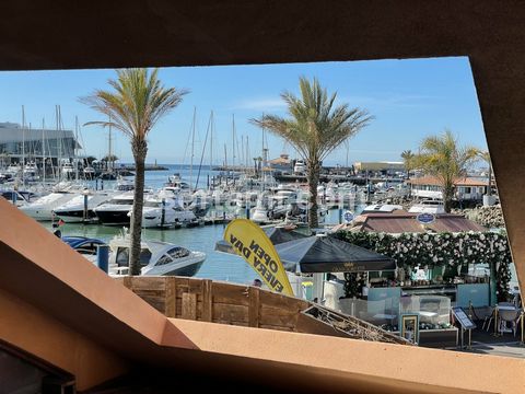 Commercial space in the Marina of Vilamoura, with an excellent view of the Marina. It has a ceiling height of 6 meters, with a mezzanine and one bathroom that give you the possibility in transforming this store into an atelier, office and also into a...