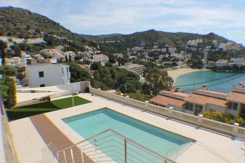 This cozy beach apartment with views of the sea and swimming pool is located in Rosas, Costa Brava, in the province of Gerona, Catalonia. Rosas is situated on the northern coast of the Gulf of Roses, south of Cape Creus. The accommodation is part of ...