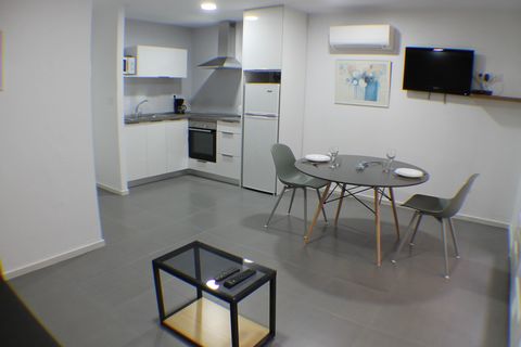 Comfortabel appartement met een capaciteit voor 3 personen. Het ligt in het stedelijke centrum van Roses. In de omgeving zijn er allerlei winkels en restaurants waar u kunt genieten van de beste verse vis en zeevruchten van de Roses Bay. Het zandstra...