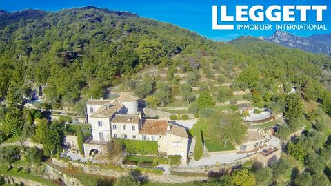 A05162 - Na sua extensa propriedade de 72 hectares, o Château Haute Germaine é uma propriedade maravilhosamente isolada com vistas deslumbrantes sobre todos os aspectos - sobre o vale do Var a sul em direção a Nice e ao Mediterrâneo, através do vale ...