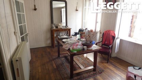 A12884 - This small building in the centre of Mauriac is still in its original state and will require a complete refurbishment. The floors have retained their period character and have real development potential. For all commercial, residential, rent...