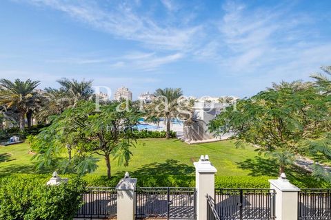 Paragon Properties presenta una magnífica casa adosada Bayti de 4 dormitorios lista para mudarse ubicada en la deseable comunidad de Al Hamra Village. Al ingresar a la propiedad, es recibido por una amplia sala de estar y comedor de planta abierta qu...