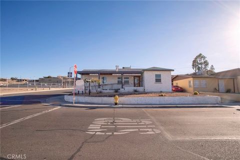 GREAT corner commercial space with lots of potential! Looking to establish your business look no more. Lots of room to make this commercial building your own. Clean and ready to add your personal touch.