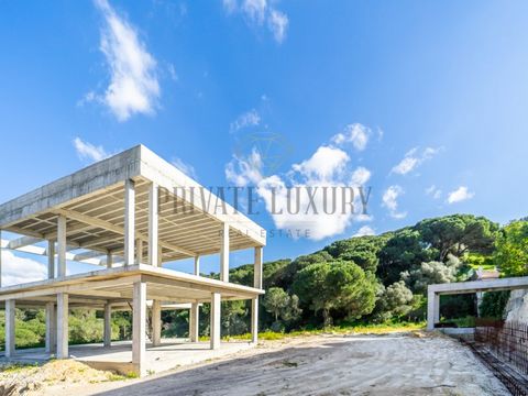 Farm in Palmela with panoramic view to Lisbon and project approved for construction of a 4 bedroom villa with pisciana and garage, inserted in a plot of land with 7068 m2, located in the Serra da Arrábida The villa is sold in phase 4 of construction ...