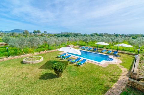 Finca de mucho estilo con piscina privada y jardín en Llucmajor, a 15 minutos en coche de Palma de Mallorca, ideal para 10 personas. La gran piscina de cloro tiene un tamaño de 10m x 5m y una profundidad de entre 0.9m a 1.9m y es totalmente privada p...