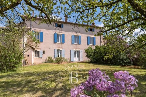 BEAUJOLAIS - LURCY. This beautiful old house to renovate with a magnificent view of the Beaujolais mountains is very close to the main roads. This former winegrowing property consists of a living room with fireplace, parquet floors and wood panelling...